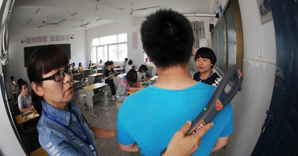 Nam sinh bị điểm 0 vì chép bài bạn, đến khi giáo viên tra lại camera thì... - Sự thật khiến cả lớp sốc nặng!