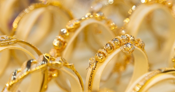 Giá vàng 19/3: Thế giới lập đỉnh mới, trong nước sắp chạm 100 triệu đồng/lượng