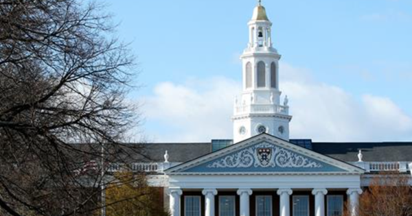 Nóng: Đại học Harvard sẽ miễn học phí cho sinh viên từ gia đình thu nhập dưới 5 tỷ đồng/năm