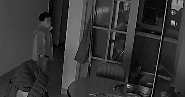 Mẹ ngủ quên, con trai 7 tuổi để lại một lời nhắn qua camera khiến cả MXH tranh cãi