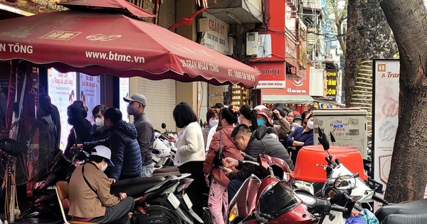 Người dân xếp hàng xuyên trưa mua vàng dù giá lên 100 triệu đồng/lượng
