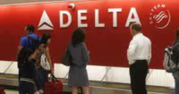 Cánh máy bay Delta Airlines va chạm đường băng trong lúc hạ cánh