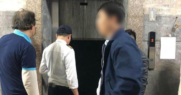 Xôn xao vụ rơi thang máy chung cư khiến phụ nữ, trẻ em mắc kẹt ở Hà Nội: Chính quyền thông tin bất ngờ