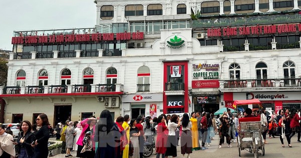 Bờ hồ Hoàn Kiếm "ngộp thở" vì du khách đổ về ‘chia tay’ Hàm cá mập