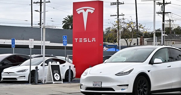 Tài xế ồ ạt rao bán xe Tesla