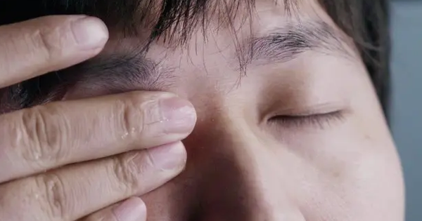 "Cho mắt ăn quá nhiều", người đàn ông suýt mù, bác sĩ cảnh báo thói quen nhiều người mắc