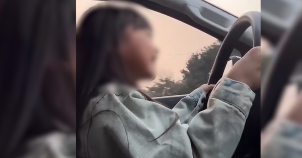 Tài xế cho con gái cầm vô lăng lái xe đối mặt với mức phạt 30 triệu đồng