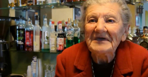 Cụ bà 100 tuổi ngày ngày vẫn đi làm việc ở quán cafe, tiết lộ bí quyết sống thọ nhờ 1 việc mà chưa chắc người trẻ đã làm được