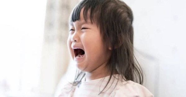 4 thứ tưởng bình thường nhưng âm thầm "ăn mòn" não bộ trẻ: Dù khó khăn đến đâu, bố mẹ cũng phải giúp con "cai nghiện"