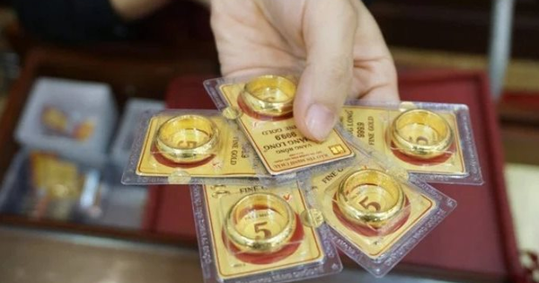 Vượt vàng miếng SJC, vàng nhẫn giao dịch quanh mốc 99 triệu đồng/lượng