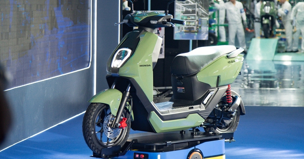Xuất xưởng ICON e: - Xe máy điện đầu tiên của Honda Việt Nam, chạy 50km/sạc, nhỏ hơn Vision, ra mắt ngay tháng sau