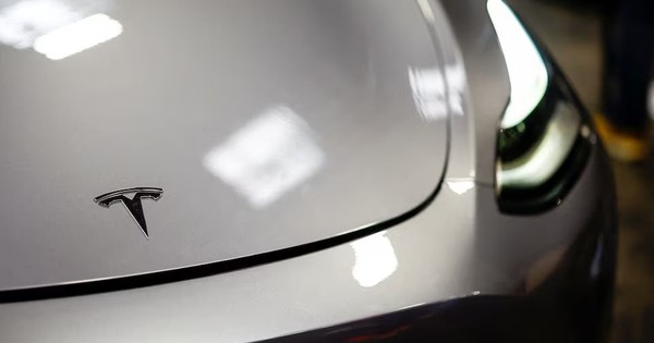 Ông Trump áp thuế 25% với toàn bộ xe hơi nhập khẩu vào Mỹ, Elon Musk là người hưởng lợi nhiều nhất?