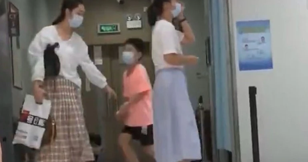 Chỉ trong 20 phút, toàn bộ mắt của cậu bé 8 tuổi bị ăn mòn: Nếu có thứ này ở nhà, hãy vứt đi ngay lập tức