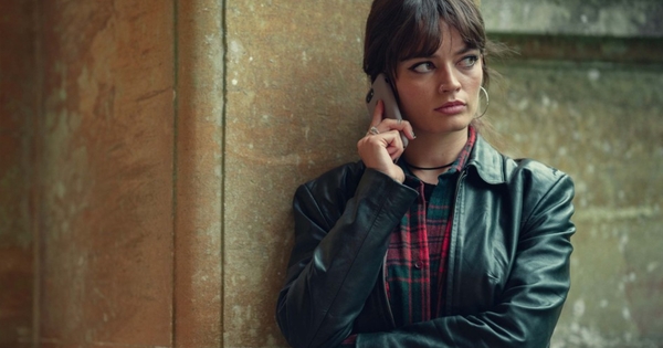 Xem cảnh này trong phim Sex Education, vợ chồng tôi đều thấy xấu hổ: Sáng hôm sau, cả hai xin lỗi con một cách chân thành!