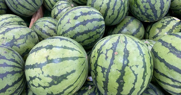 Hình ảnh quả dưa hấu có phần ruột quá hoàn hảo khiến nhiều người nhất quyết không tin nó thật sự tồn tại