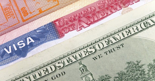 Bán "thẻ vàng" giá 5 triệu USD để thúc đẩy BĐS: Kế hoạch 1 hòn đá ném 2 chim của Tổng thống Donald Trump