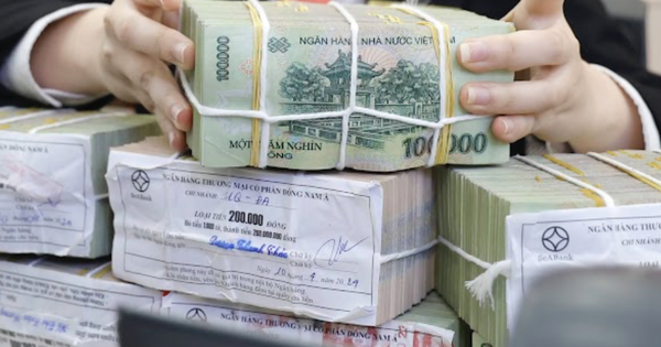 Lãi suất tiền gửi tiết kiệm giảm nhanh