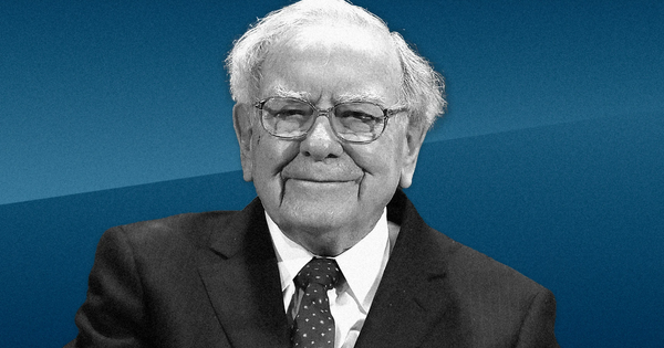 Cụ ông 93 tuổi Warren Buffett có lời khuyên cho nhà đầu tư khi thị trường biến động, vốn là bí quyết thành công từng học lén được cách đây 40 năm