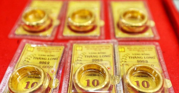 Giá vàng gần chạm 102 triệu đồng/lượng, phá kỷ lục chưa từng có, nhà đầu tư "nín thở" chờ đợi điều gì?