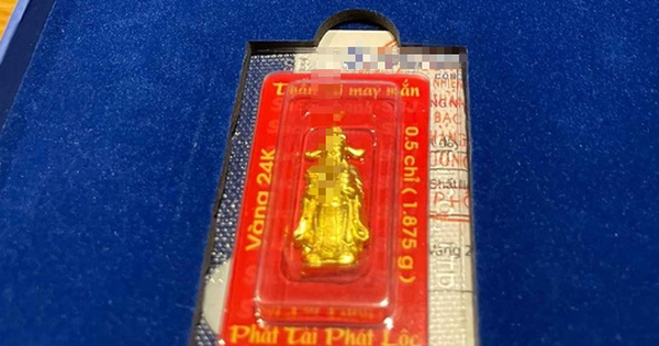 Sướng như cổ đông ngân hàng S: Miếng vàng được tặng dịp đại hội cổ đông 3 năm trước đã tăng giá lên hơn 5 triệu đồng