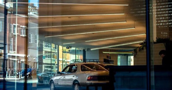 Thuế quan thổi bùng "cơn sốt" mua ô tô tại Mỹ: Người dân đổ xô đi xem xe vì không muốn mất thêm vài nghìn USD, đại lý bán hàng hết công suất