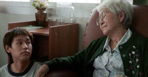 1 kiểu hiếu thảo TRÁ HÌNH: Người ngoài khen lia lịa, cha mẹ già rơi nước mắt đằng sau