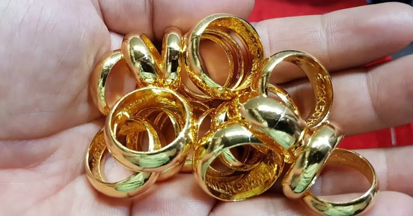 Thu nhập trung bình nhân viên ở một ngân hàng tại Việt Nam có thể mua 7 chỉ vàng 9999 mỗi tháng