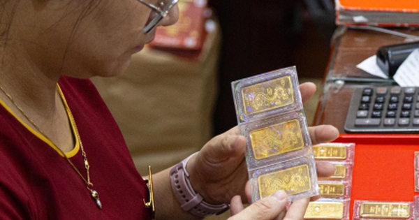 Chạm kỷ lục 104 triệu đồng/lượng, giá vàng còn tăng đến đâu?