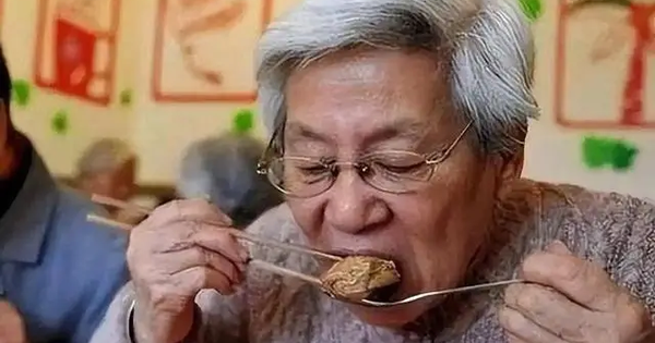 Người sau 50 tuổi thà nhịn đói còn hơn ăn 4 loại rau quả này, rất hại cho dạ dày