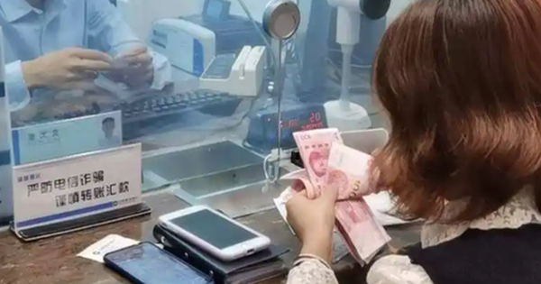 Nữ doanh nhân đăng ký rút 10 tỷ từ tài khoản tiết kiệm, nhân viên ngân hàng ở Trung Quốc báo cảnh sát: "Chị cần gửi lại tiền ngay!"