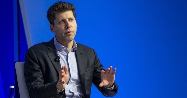 Sam Altman nói AI sẽ không “cướp job” của coder - mà giúp họ mạnh như 10 người, đến Bill Gates cũng đồng tình