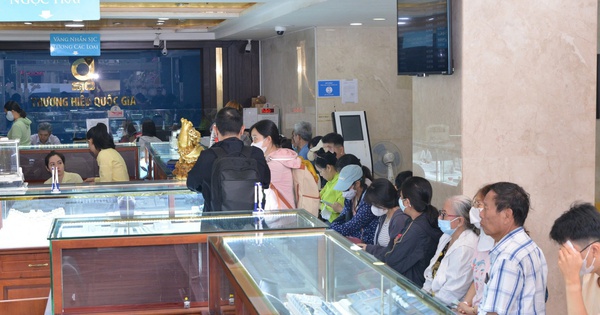 Xếp hàng để bán vàng khi giá vượt 106 triệu đồng/lượng