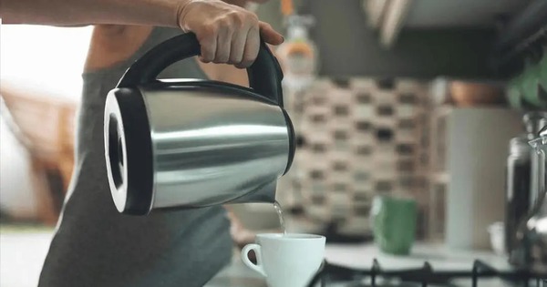 5 sai lầm khi dùng ấm siêu tốc đang âm thầm “bơm chất độc” vào cơ thể nhưng hiếm gia đình nào không mắc phải