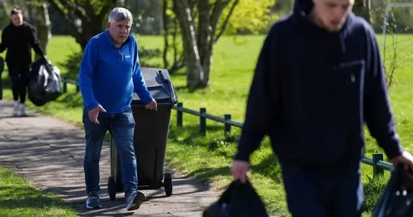 Người dân Anh khổ sở vì hàng tấn rác chất đống