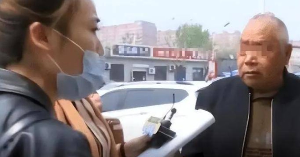 Người đàn ông ở tầng 2 phá dỡ cầu thang chung, yêu cầu cư dân phải trả phí 1,7 tỷ đồng nếu đi qua, khẳng định: “Đây là đất của tôi nên tôi có quyền”