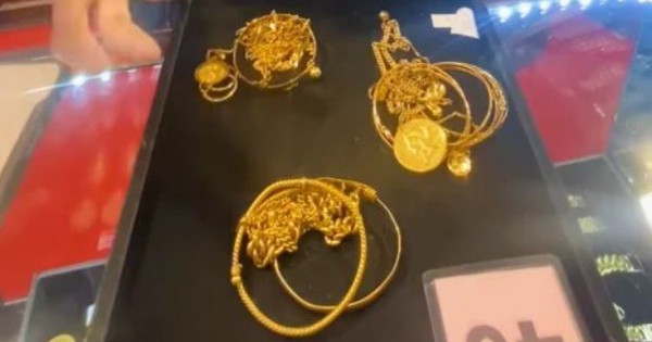 Dọn dẹp chiếc giường cũ, bất ngờ phát hiện gói vàng trị giá 500 triệu đồng