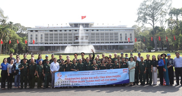 Du lịch TP HCM nhộn nhịp chưa từng thấy, vé máy bay cũng "nóng" từng ngày