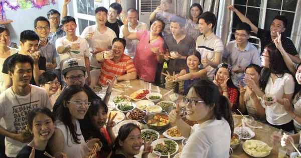 Đi họp lớp, người bạn giàu bị cười nhạo vì gói đồ ăn thừa: Ra đến cửa, thấy 1 hành động của anh ta mà tất cả xấu hổ không nói nên lời