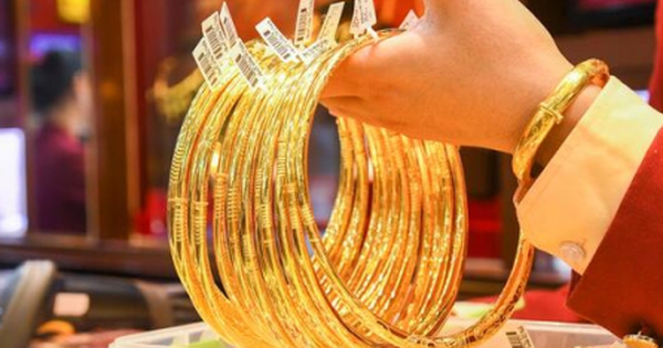 Giá vàng đắt không tưởng 111 triệu đồng/lượng, chuyên gia cảnh báo khẩn