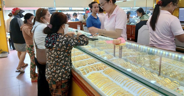 Giá vàng lên 120 triệu đồng/lượng, người mua bắt đầu e dè
