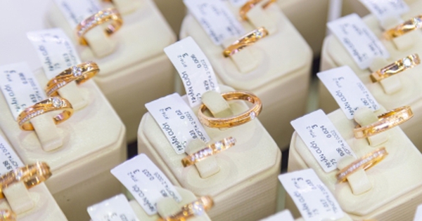 Giá vàng hôm nay 18/4: Giảm nhẹ, vẫn trụ vững trên đỉnh cao 3.300 USD/ounce