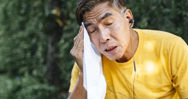 Đổ nhiều mồ hôi vào mùa hè là cơ thể đang “giải độc” hay “suy nhược”?