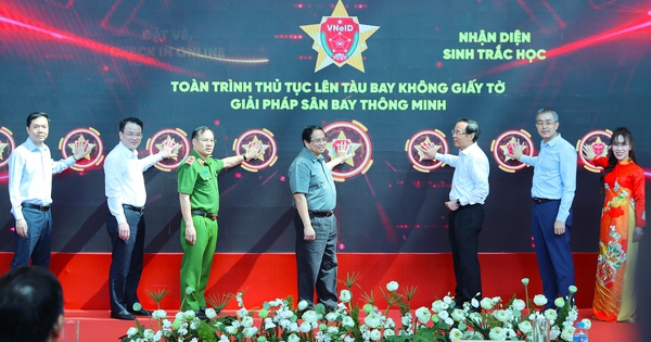 Thủ tướng đề nghị nhân rộng giải pháp lên tàu bay không cần giấy tờ