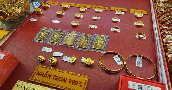 Ai đang “mừng ra mặt” khi giá vàng miếng SJC lao dốc?