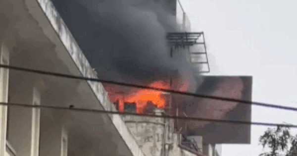 Hà Nội: Cháy ngùn ngụt tại tầng tum khách sạn cạnh trường tiểu học