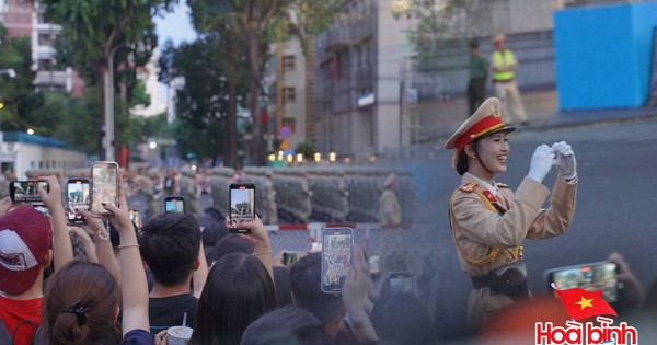 Không khí lúc này tại TP.HCM: Người dân và các chiến sĩ vẫy chào nhau, cùng tạo dáng chụp ảnh cực dễ thương!