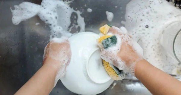 5 kiểu rửa bát còn độc hại hơn "chỉ nhúng qua nước rồi cất lên kệ", nhiều gia đình mắc phải