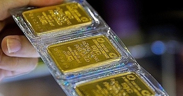 Giá vàng "bốc hơi" 2 triệu đồng/lượng, mất đỉnh lịch sử