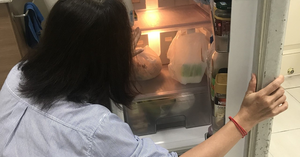 Bác sĩ đến chơi nhà, mở tủ lạnh ra bỗng thét lên: "Sao lại để những thứ này trong tủ lạnh"