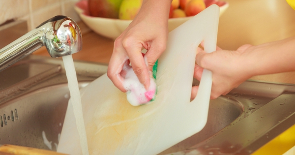 Chuyên gia cảnh cáo: Thớt nhựa xuất hiện dấu hiệu này thì vứt ngay kẻo "dẫn lối" vi nhựa vào thực phẩm